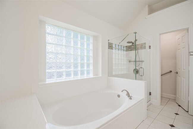 Building Photo - 4828 Holly Berry Dr