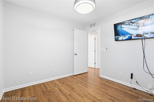 Building Photo - 6341 N Charlesworth St