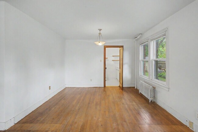 Building Photo - 407 W Green St