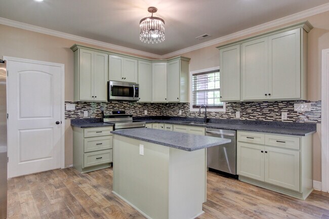 Building Photo - 135 Riverbend Dr