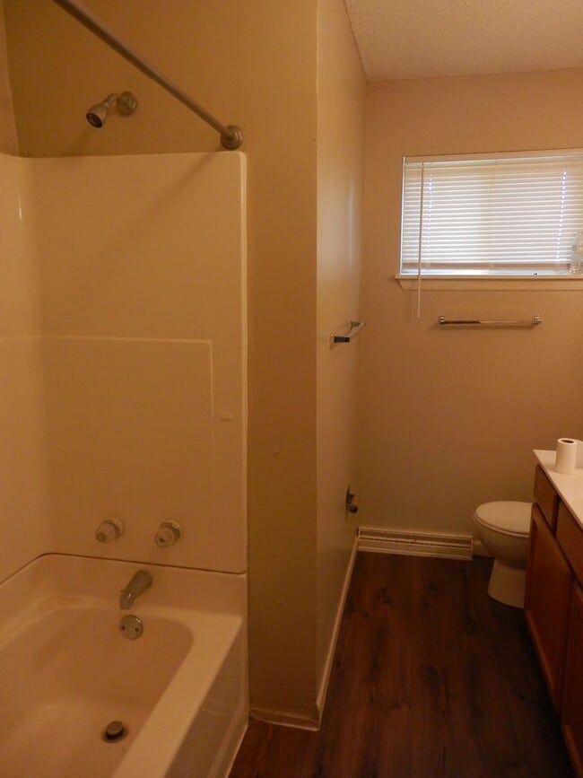 Building Photo - Quality 3 Bedroom 1.5 Bathroom Townhouse