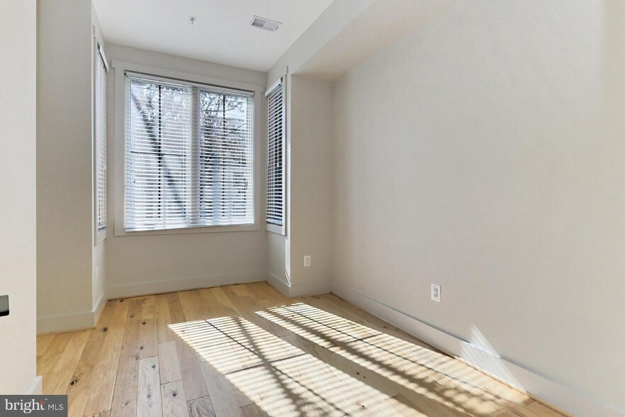 Building Photo - 523 Longfellow St NW