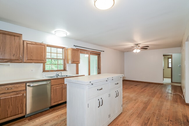Building Photo - Fantastic 3bd/3ba home! Let yourself in!