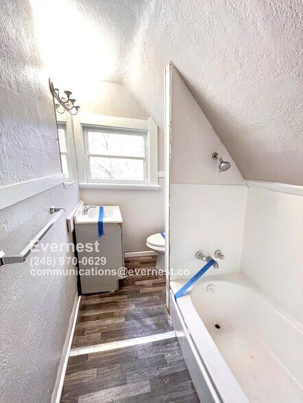 Building Photo - 1038 Prouty Ave