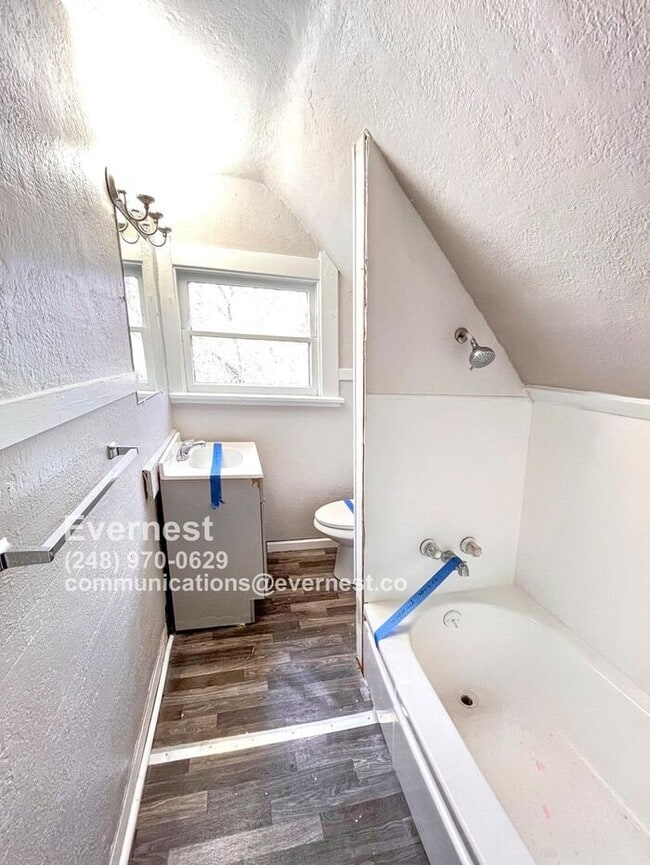 Building Photo - Charming 3-Bedroom Home with Basement and ...