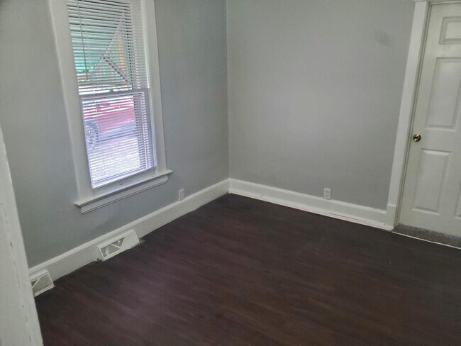 Building Photo - 1156 E Fox St