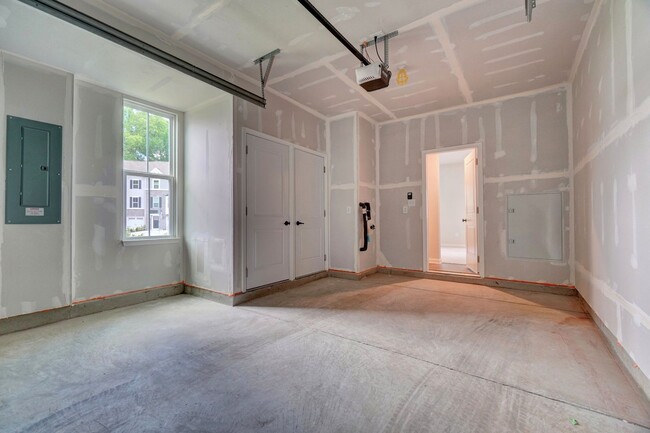 Building Photo - 2 bedroom townhome in Portsmouth