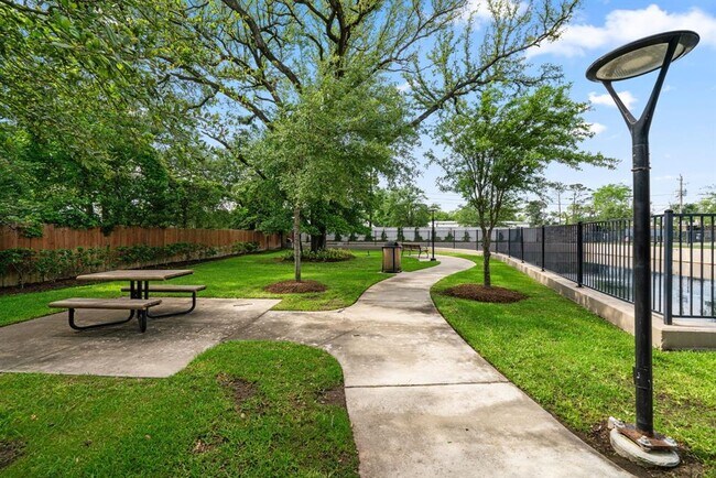 Building Photo - 5003 Lehman Oaks Dr