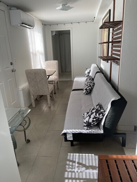 2x1 or 4x2 unit dining/living room/2 twin beds if requested - 2440 Manasota Beach Rd