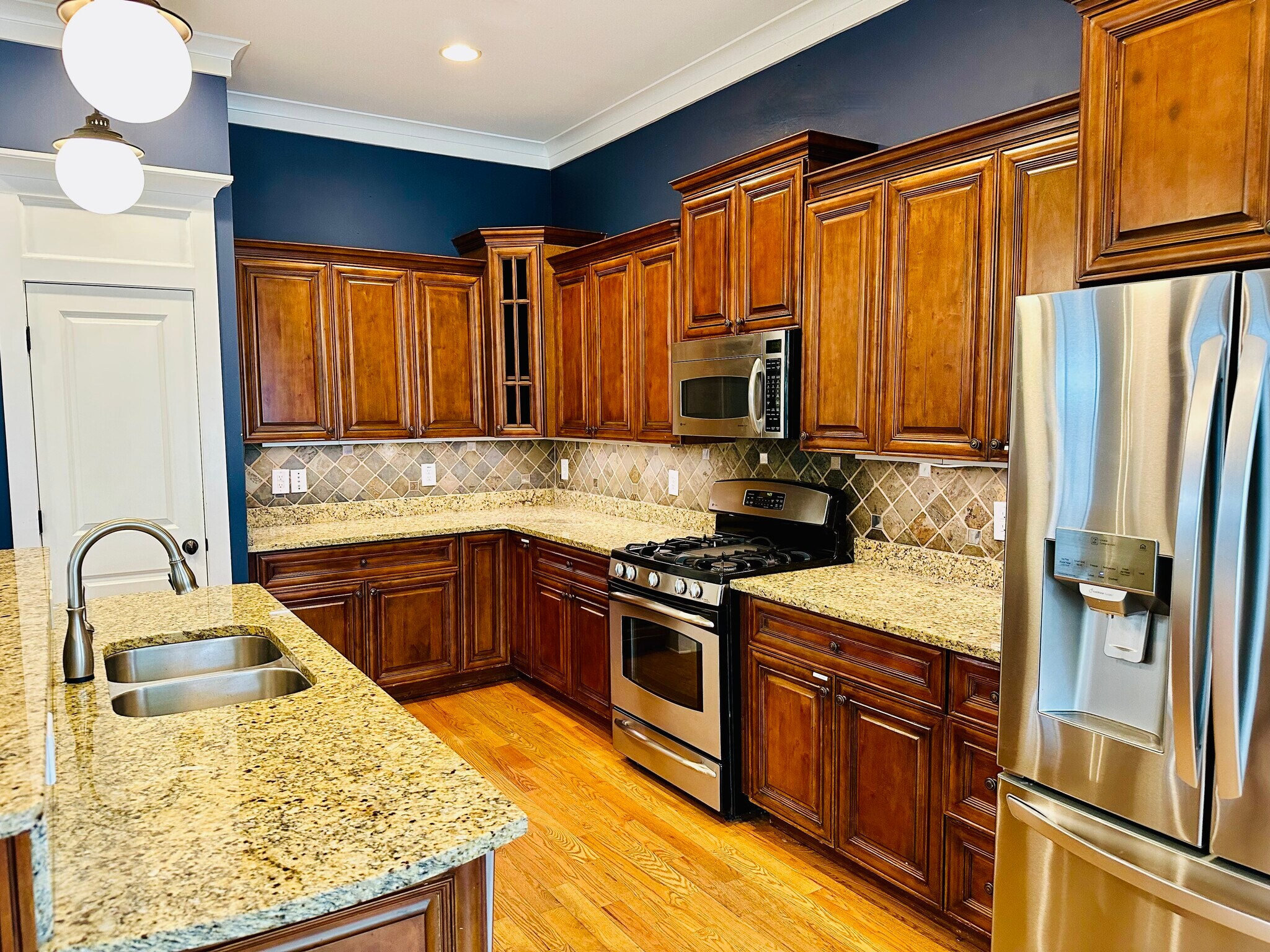 Large Kitchen with island and pantry - 1896 Hosea L Williams Dr NE