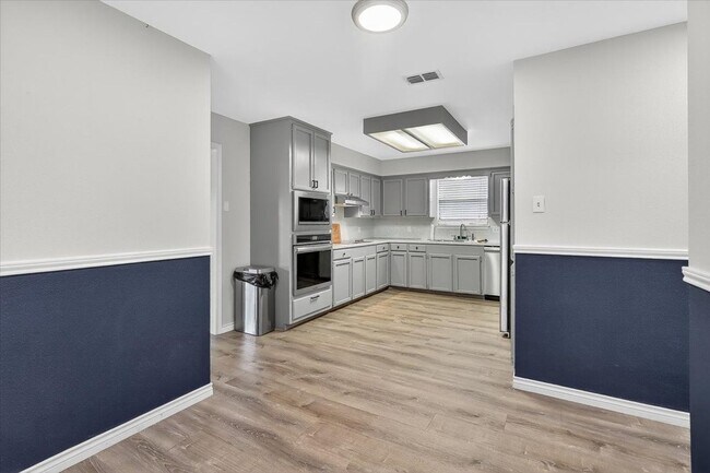Building Photo - 5410 Fox Run Dr