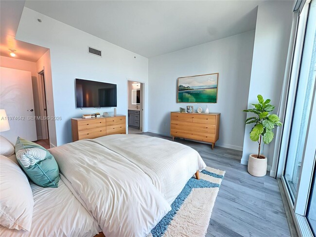 Building Photo - 1900 N Bayshore Dr