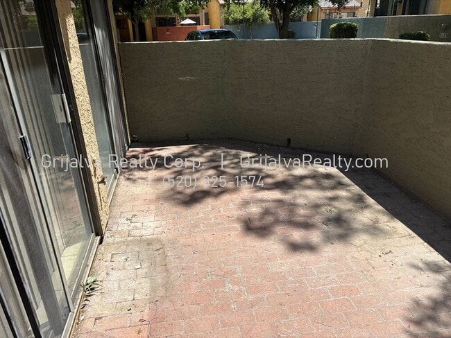 Building Photo - Beautiful Multi-story Townhouse near Tucson Racquet and Swim Club (Prince/Country Club)