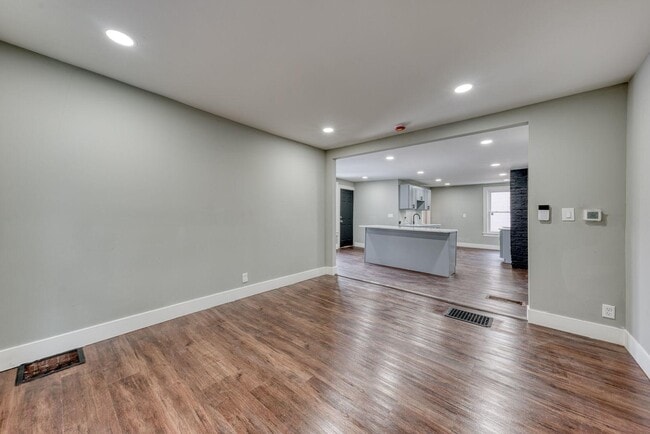 Building Photo - 68 Lewis Ave