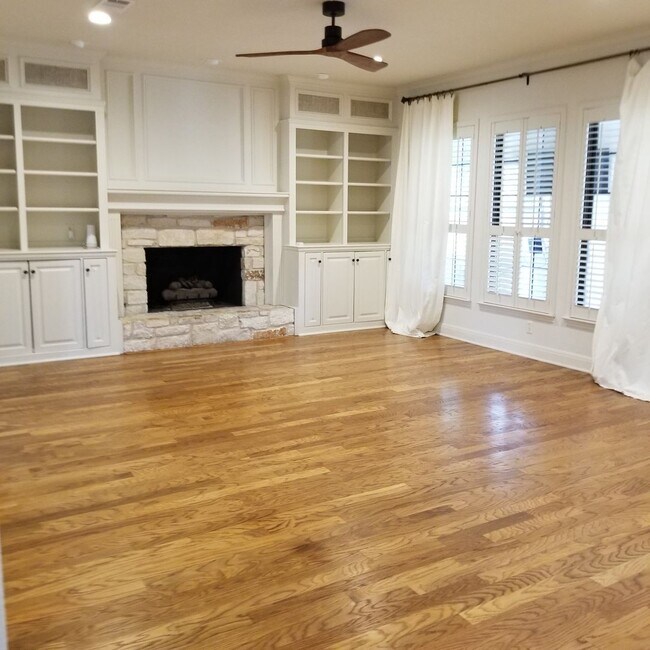 Building Photo - Stunning Home - North Cat Mountain - 4 bed...