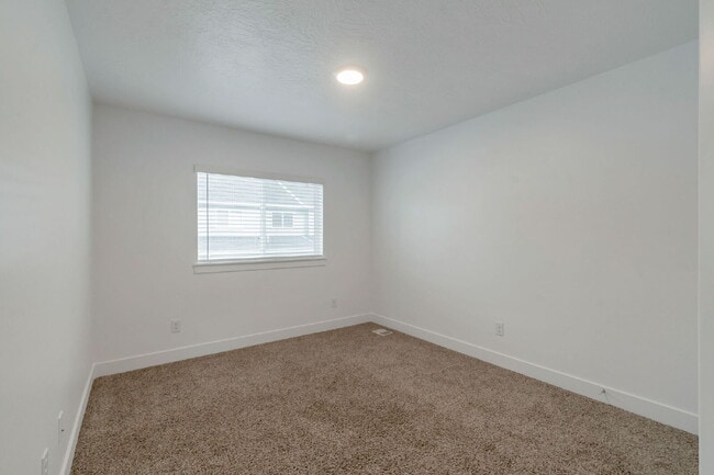 Building Photo - Beautiful Interior Townhouse - 3BD 3BA 2GA