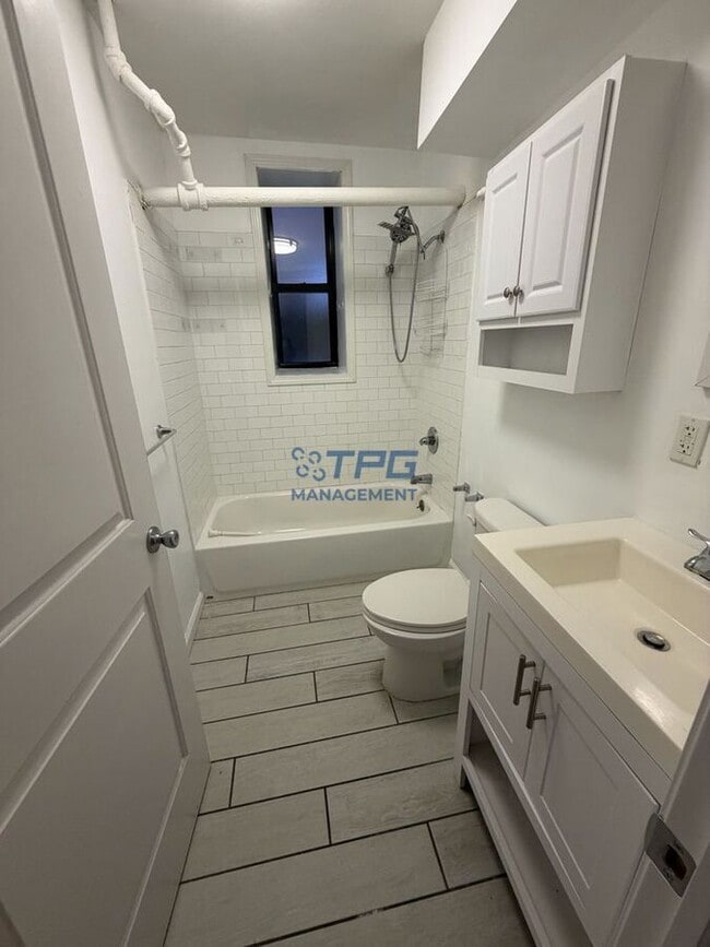 Building Photo - 118 Corbin Ave