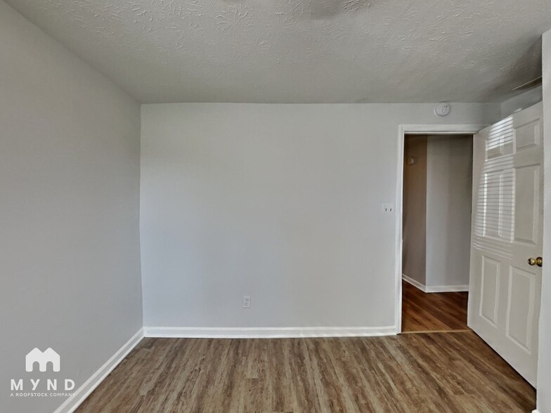 Building Photo - 808 W Smith Valley Rd