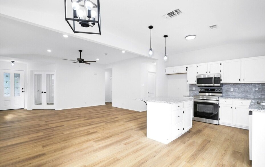 Building Photo - 7142 Lynn Lake Dr