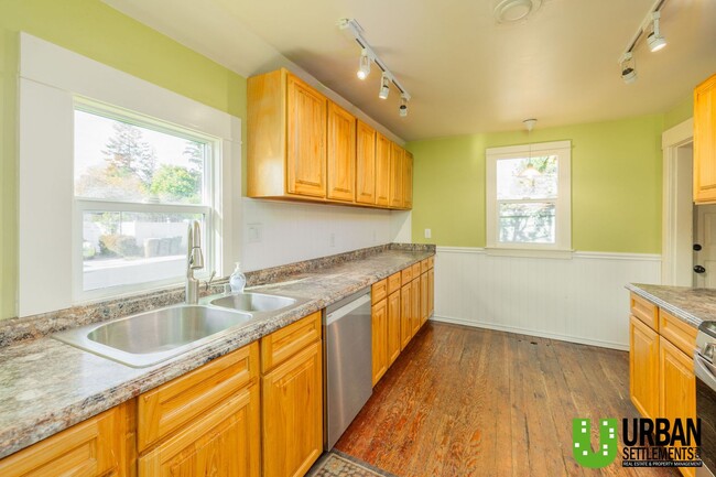 Building Photo - Charming 2 bedroom, 2 bathroom home locate...