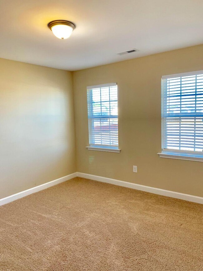 Building Photo - 211 Rainmaker St