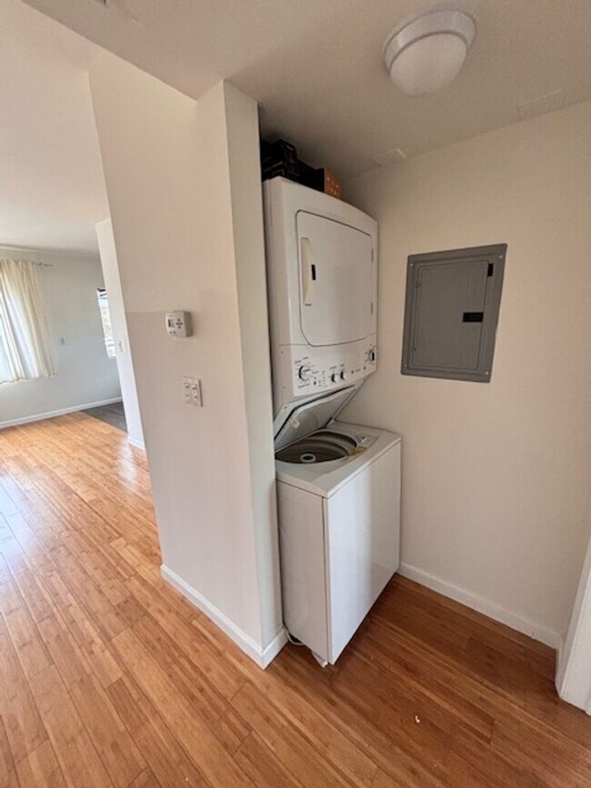 Building Photo - 1828-1828 Montrose St