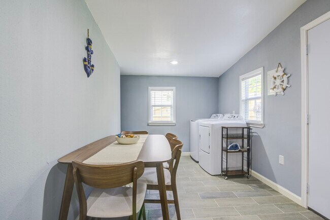 Building Photo - 541 Circle Dr