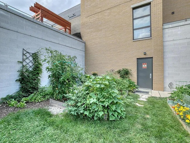 Building Photo - 215 E Pleasant St