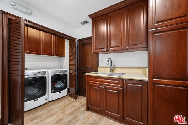 Building Photo - 2108 San Ysidro Dr