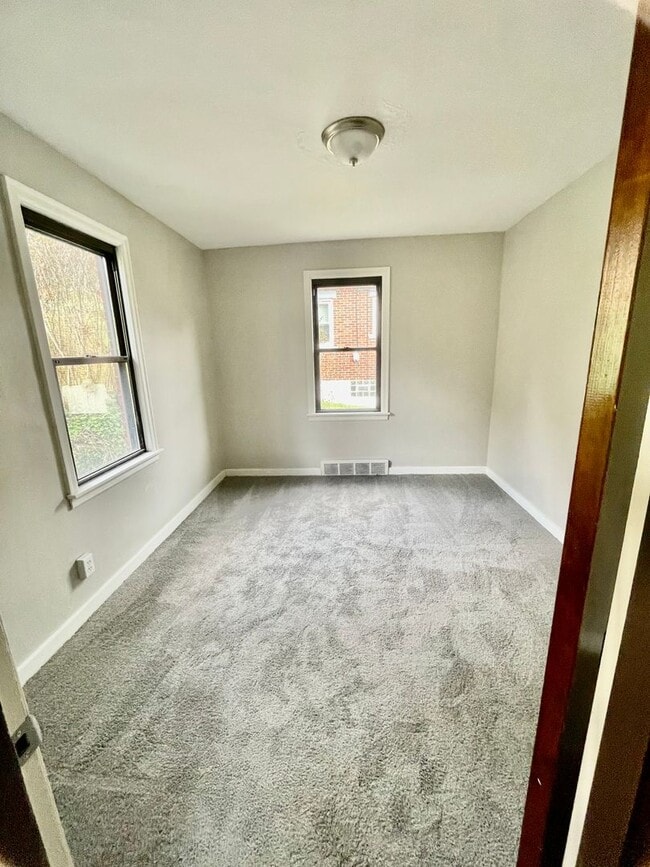 Building Photo - 3 Bed-1 Bath Turtle Creek PA