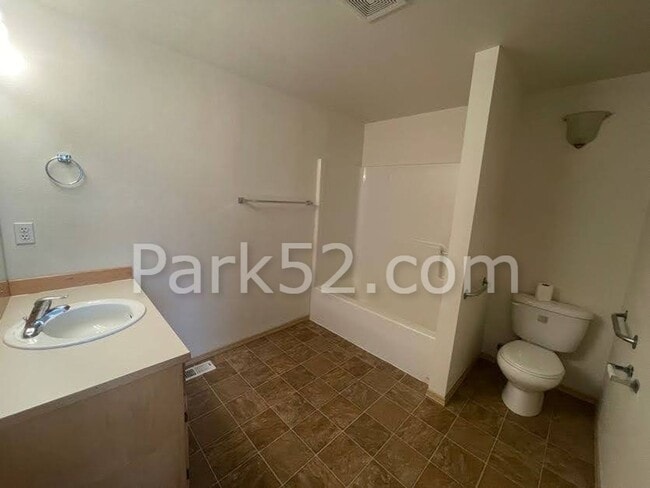 Building Photo - 4 Bedroom 2.5 Bathroom Single Family Home in Tacoma!