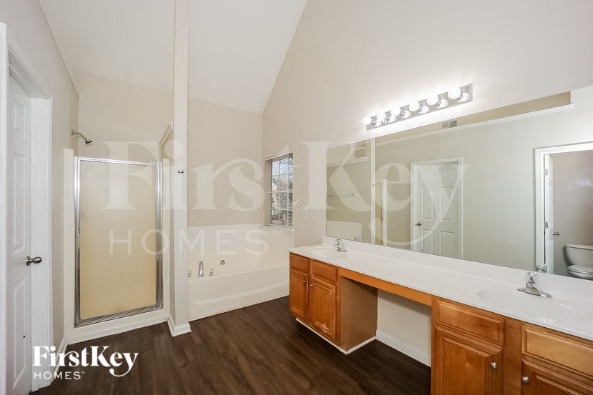 Building Photo - 5190 Upper Elm St