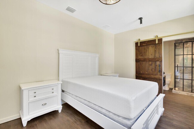 Building Photo - 828 35th St