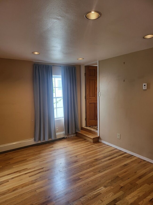 Building Photo - Adorable Nob Hill  3 bedroom 2  bath