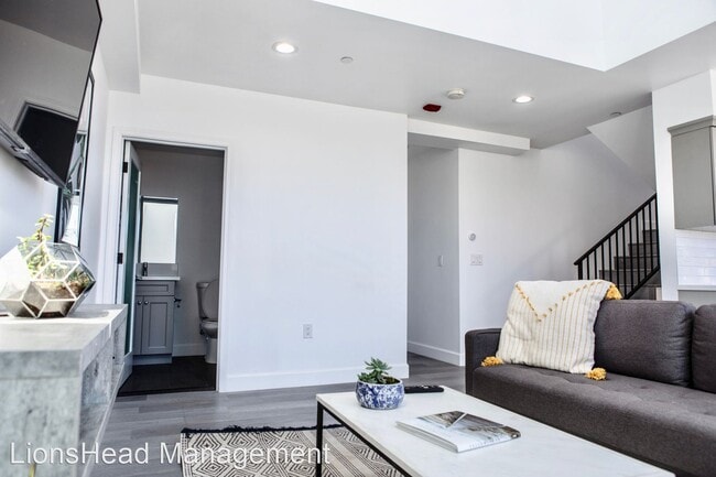 Building Photo - 4557 Rosewood Ave