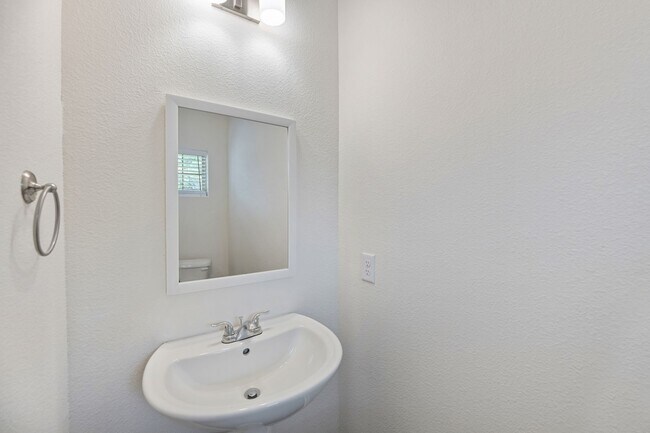 Building Photo - AVAILABLE NOW! 3 BEDROOM TRIPLEX LOCATED IN BONHAM, TEXAS!