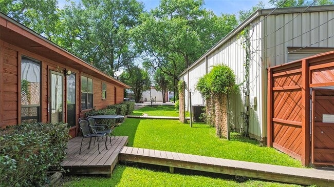 Building Photo - 2101 Bush Dr