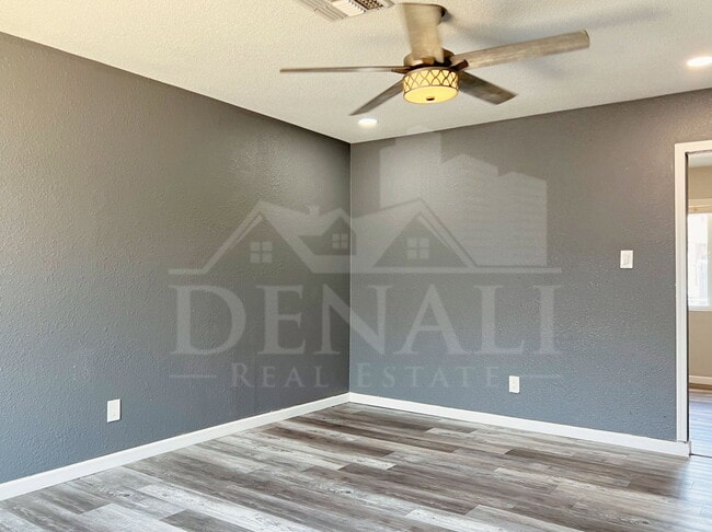 Building Photo - 2726 E Willetta St