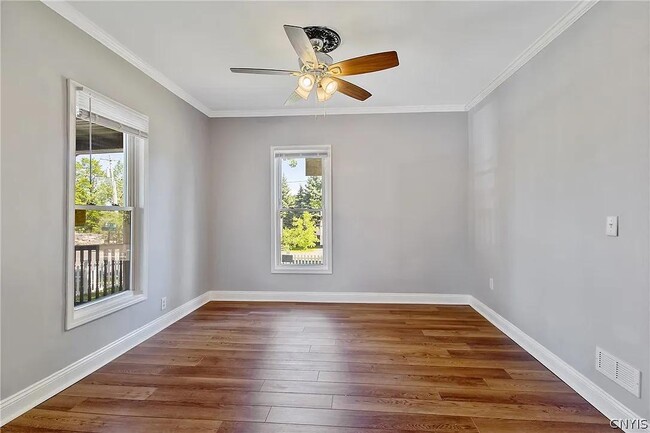 Building Photo - 203 Maple St