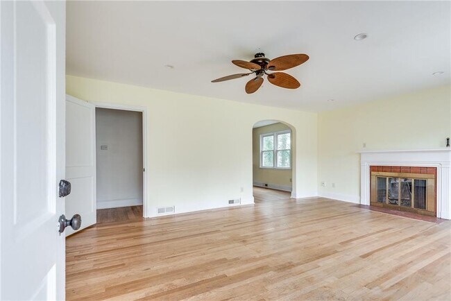 Building Photo - 1287 Eastland Rd SE