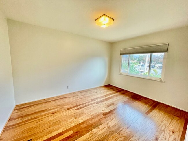 Building Photo - Beautiful Single level home with 3/2 and f...