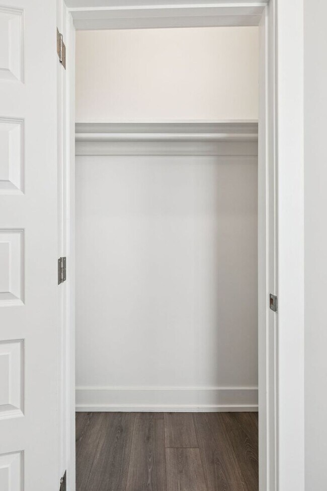 Building Photo - Chic 2-Bedroom Rental with Stunning Roofto...