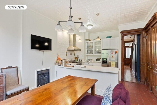 Building Photo - 129 W 94th St