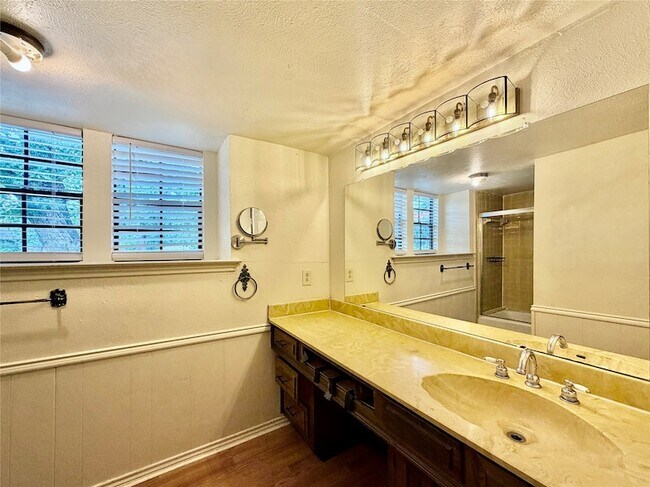 Building Photo - 1416 Sandy Creek Dr