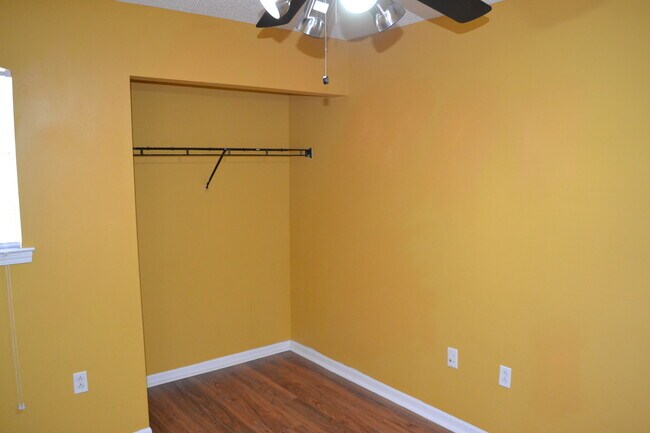 Building Photo - Location! Location!  3 bedroom, 2 bath, Ga...