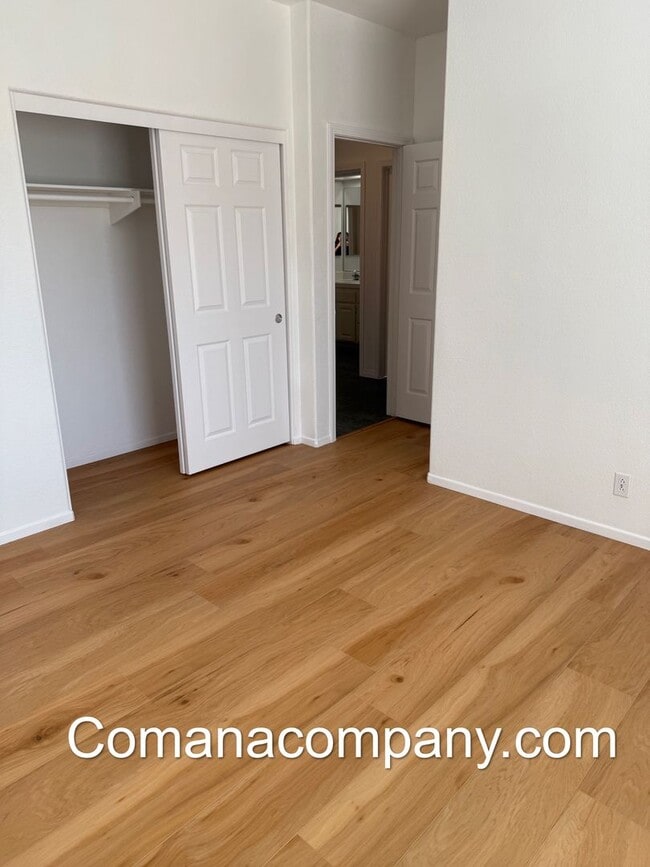 Building Photo - Gorgeous, spacious 3BR/2BA w views, yard, ...