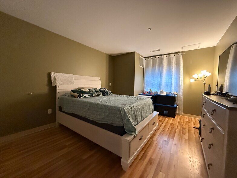 Building Photo - 211 Central St