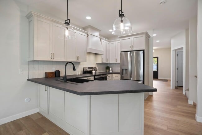 Building Photo - 614 6th St NW