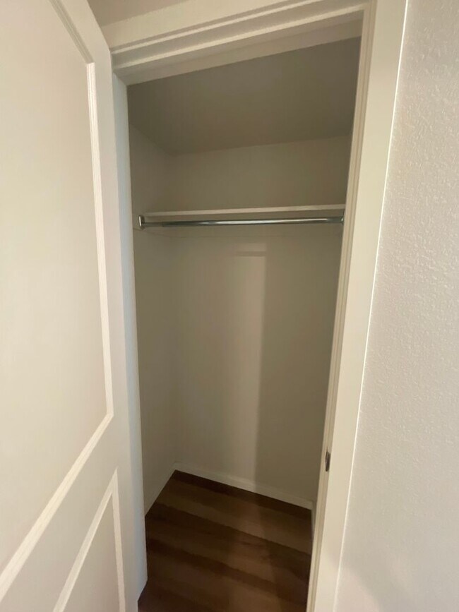 Building Photo - Luxury Condo - Water, Sewer, Basic Internet Included!