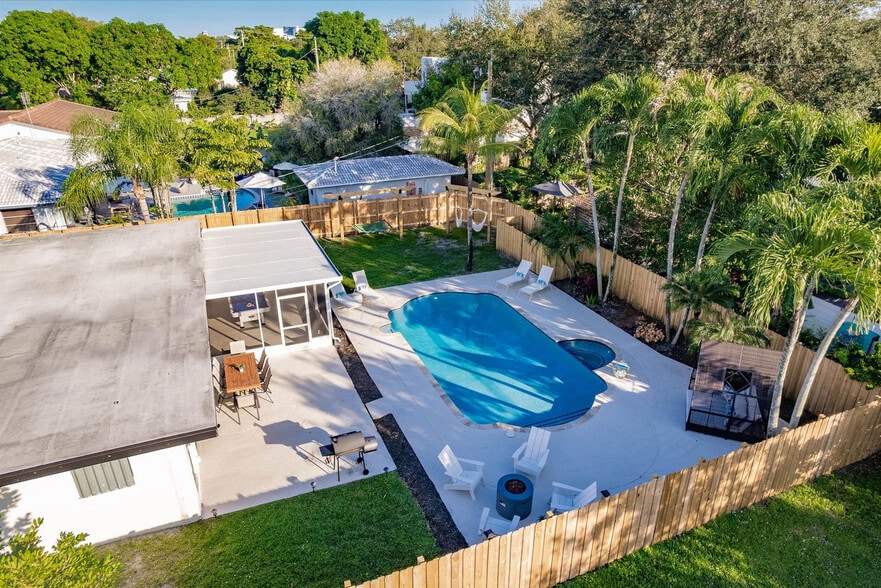 Building Photo - 716-720 Southwest 14th Court-SI FL1-ID1475646P